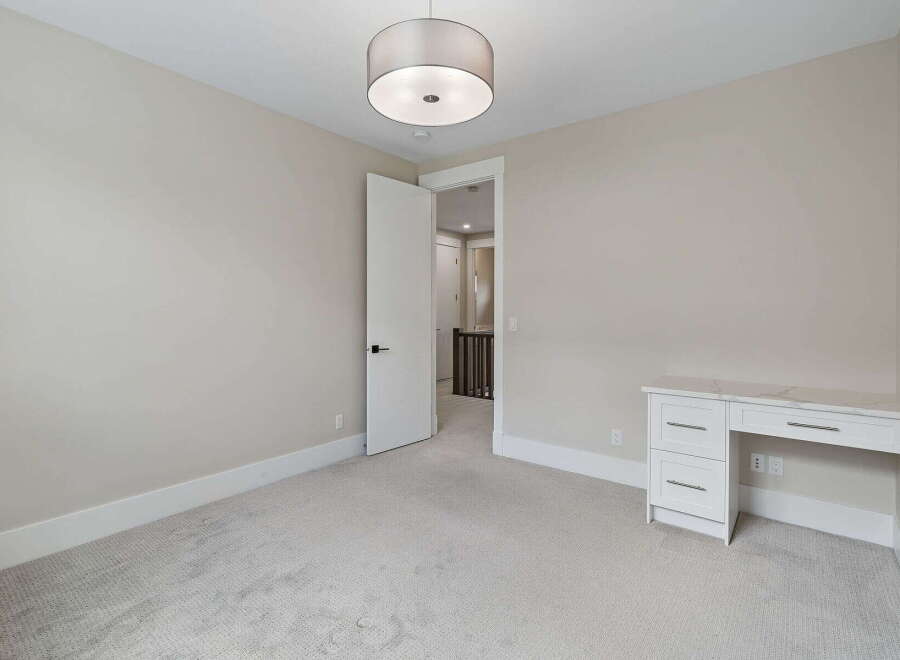 Discover this charming room, perfect for a home office or a cozy bedroom.