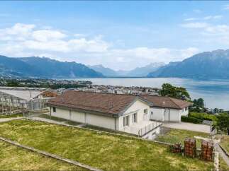 Discover this stunning property offering breathtaking panoramic views of the lake and mountains.