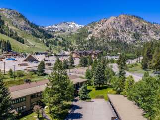 Experience the ultimate mountain getaway with this stunning property nestled amidst breathtaking alpine scenery.