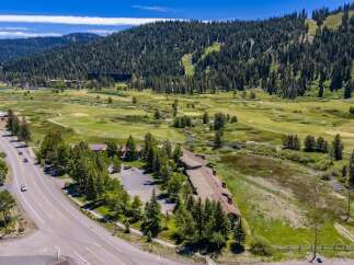 Nestled amidst a picturesque golf course and surrounded by lush pine forests, this property offers a serene mountain retreat.