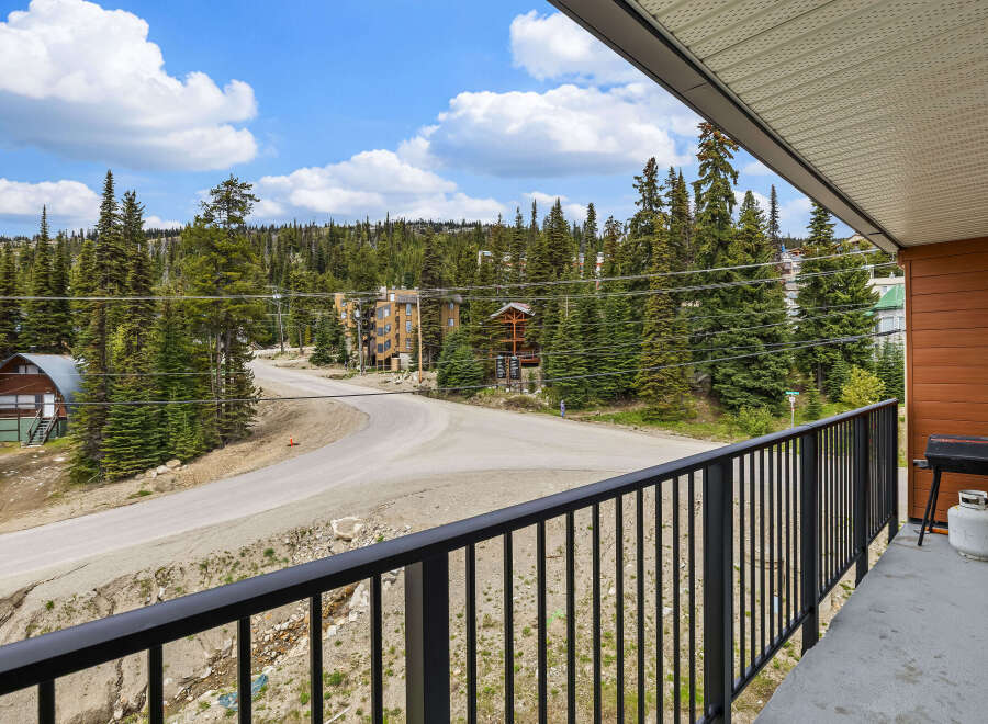 Enjoy stunning mountain views from this charming property, perfect for outdoor enthusiasts.