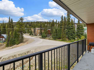 Enjoy stunning mountain views from this charming property, perfect for outdoor enthusiasts.