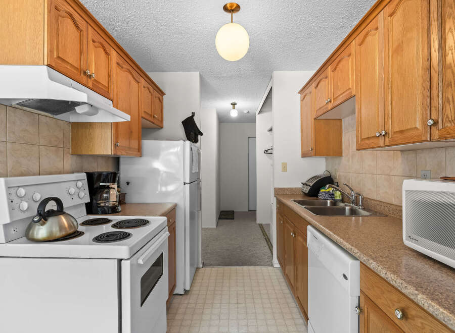 This charming kitchen features warm oak cabinetry and a practical layout, perfect for everyday cooking.