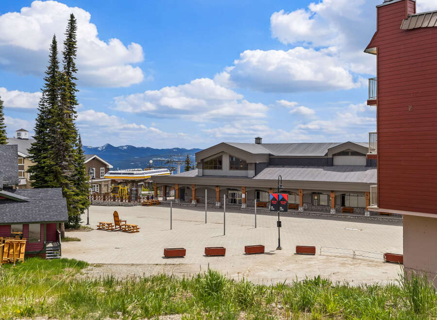 Discover this charming mountain resort property, perfect for outdoor enthusiasts.