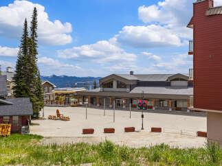 Discover this charming mountain resort property, perfect for outdoor enthusiasts.