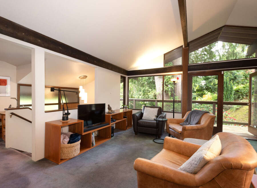 Experience the perfect blend of comfort and style in this inviting living room, featuring plush leather armchairs and a cozy seating area.