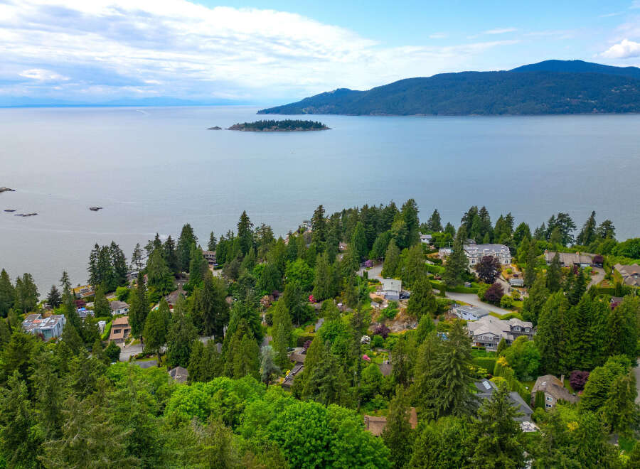 Discover luxurious living in this stunning waterfront community, nestled amidst lush greenery and offering breathtaking ocean views.