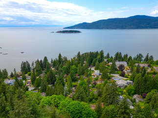 Discover luxurious living in this stunning waterfront community, nestled amidst lush greenery and offering breathtaking ocean views.