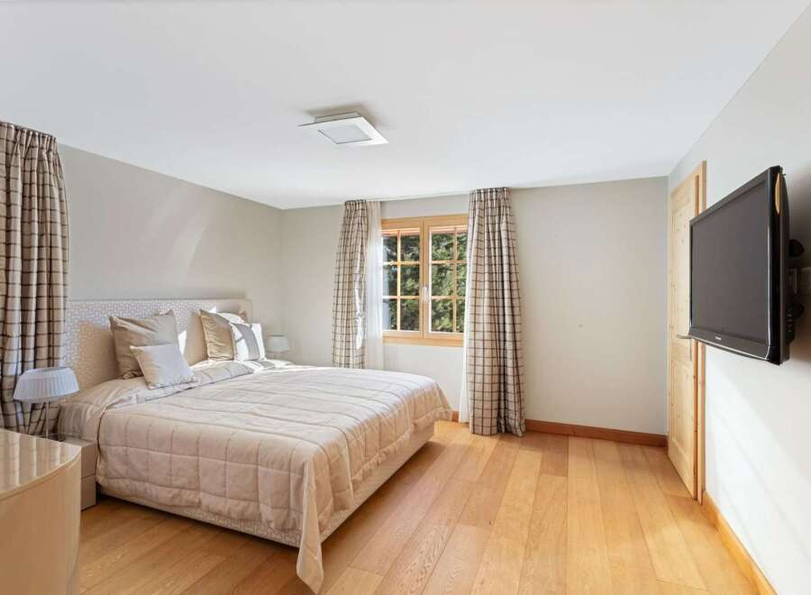 This charming bedroom features a comfortable queen-sized bed with plush pillows and a quilted comforter, perfect for a restful night's sleep.