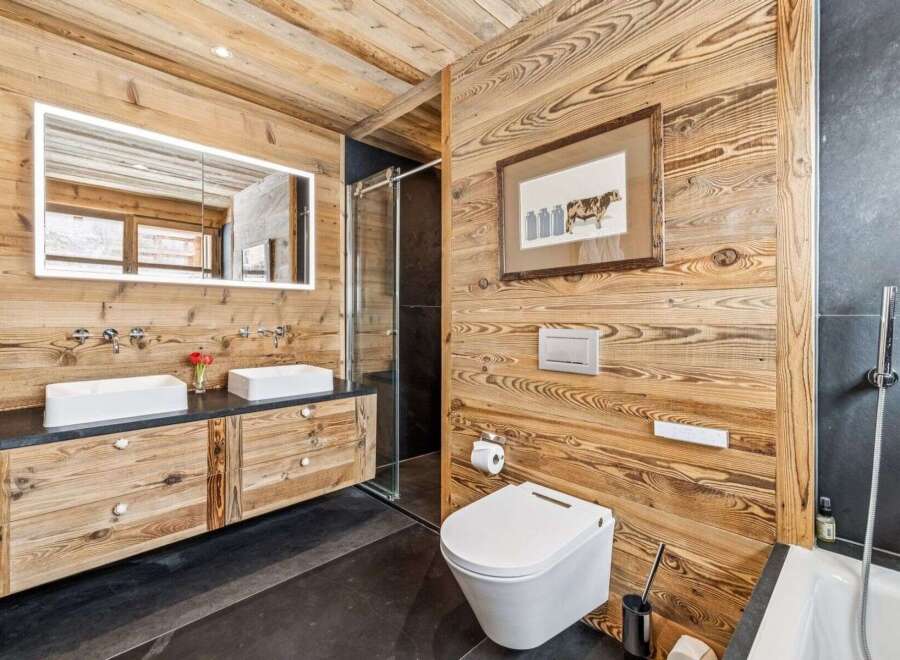 Experience rustic luxury in this stunning bathroom, featuring warm wooden walls and ceilings that create a cozy, natural ambiance.
