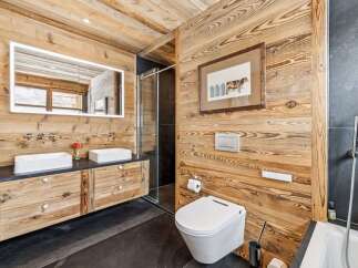 Experience rustic luxury in this stunning bathroom, featuring warm wooden walls and ceilings that create a cozy, natural ambiance.