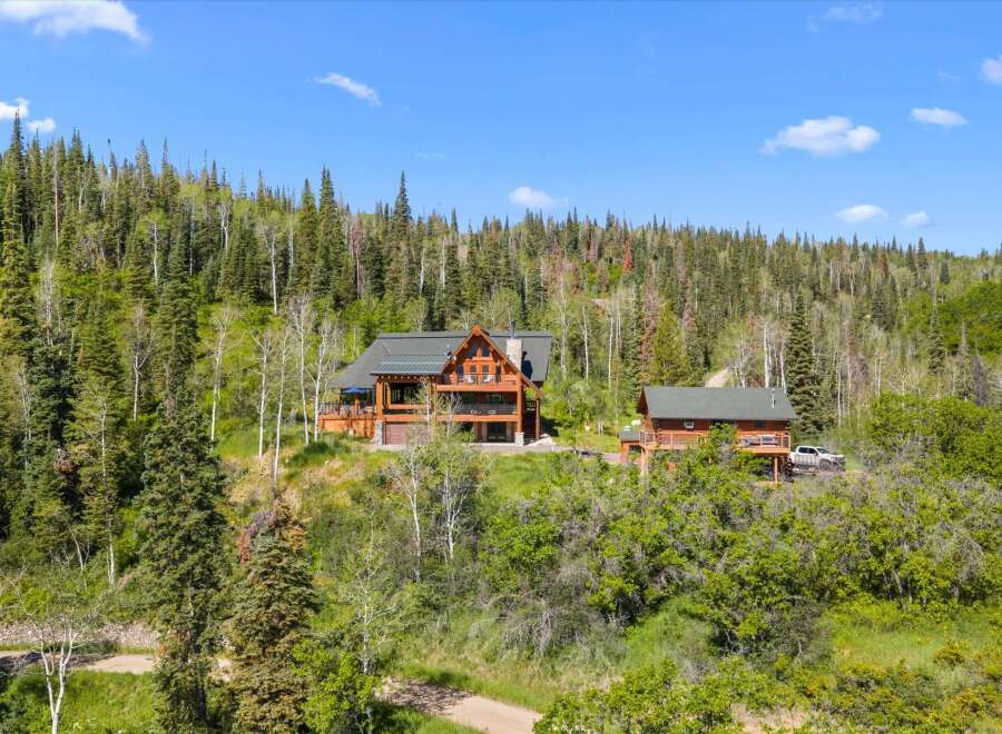 Nestled amidst a lush forest, this stunning mountain lodge offers breathtaking views and serene privacy.