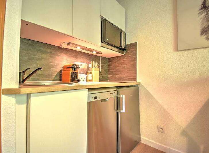 Discover this compact and efficient kitchen, perfect for modern living.