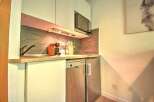 Discover this compact and efficient kitchen, perfect for modern living.