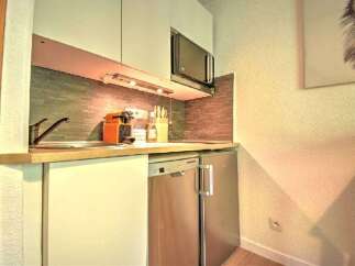 Discover this compact and efficient kitchen, perfect for modern living.