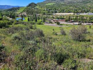 Discover this stunning property offering breathtaking panoramic views of the surrounding mountains and lush greenery.