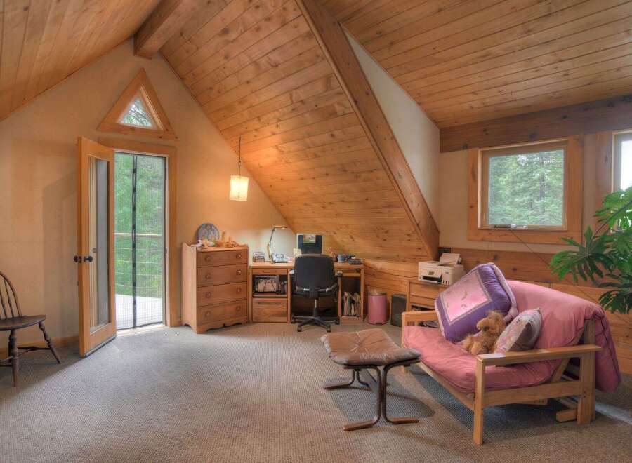 Discover this charming attic room, perfect for a home office or cozy retreat.