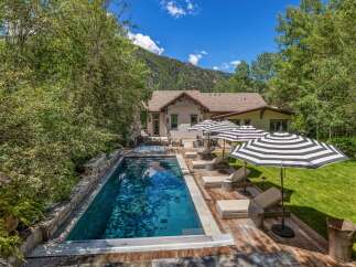 Escape to this luxurious mountain retreat featuring a stunning infinity pool and a relaxing hot tub, perfect for unwinding amidst breathtaking natural beauty.