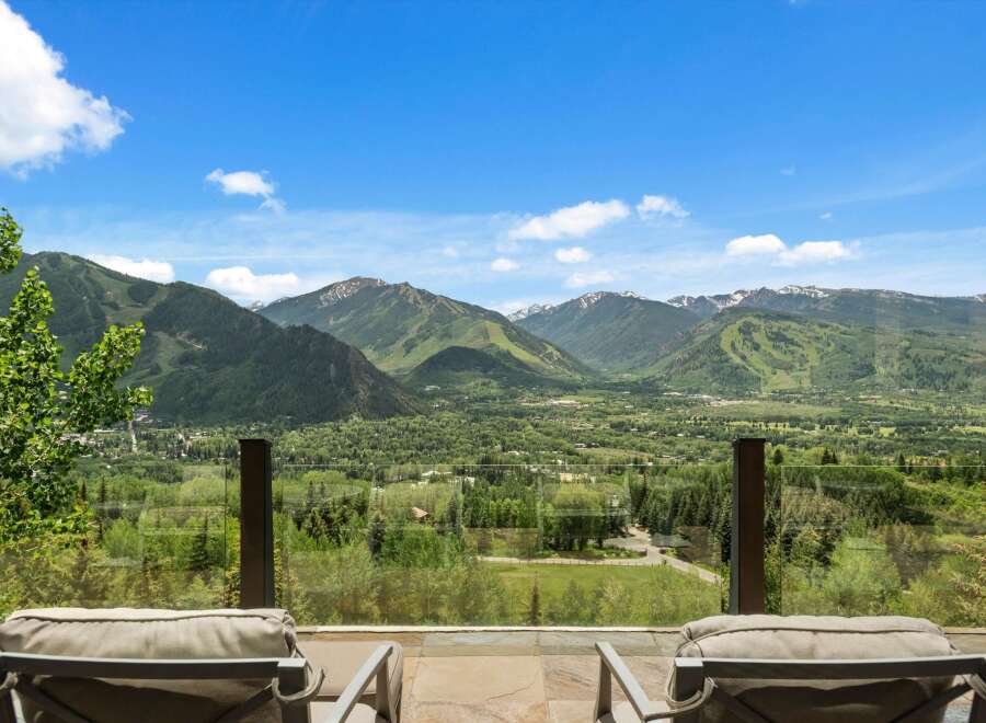 Experience breathtaking panoramic mountain views from this stunning property, perfect for those seeking a luxurious mountain lifestyle.