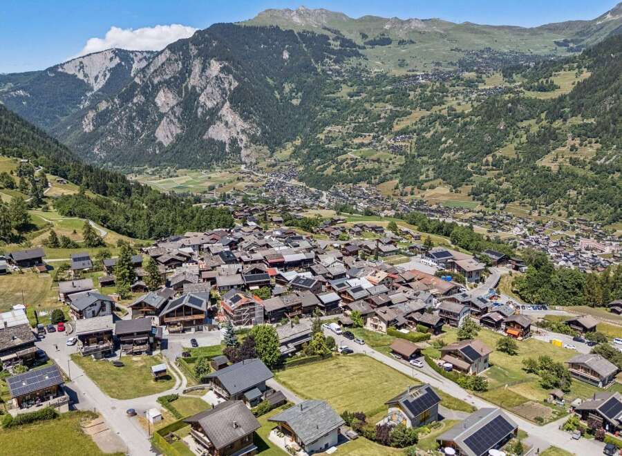 Discover this charming village nestled in a picturesque valley, surrounded by majestic mountains and lush greenery.