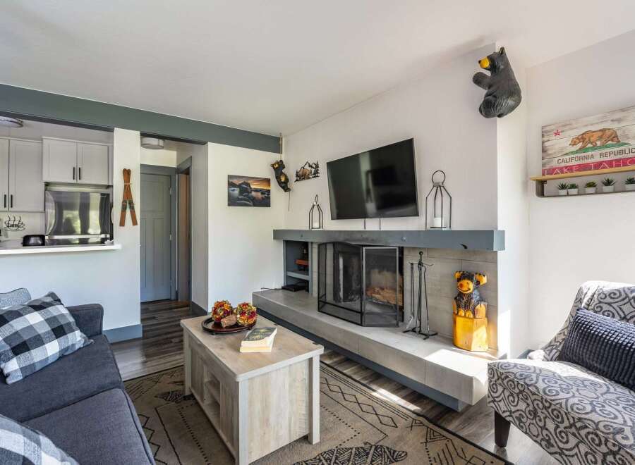 Cozy living room featuring a modern fireplace with a TV mounted above, perfect for relaxing evenings.