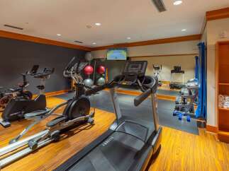 This well-equipped fitness center features a variety of cardio machines, including treadmills and ellipticals, perfect for your workout routine.