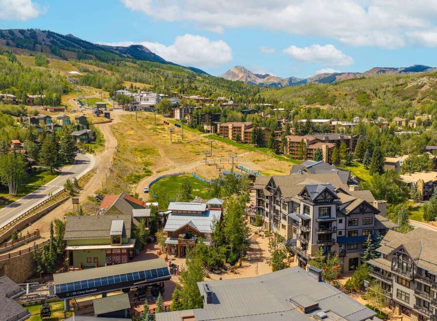 Experience luxury mountain living in this stunning property, perfectly situated amidst breathtaking natural scenery.
