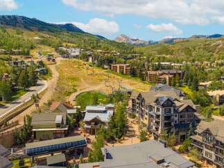 Experience luxury mountain living in this stunning property, perfectly situated amidst breathtaking natural scenery.