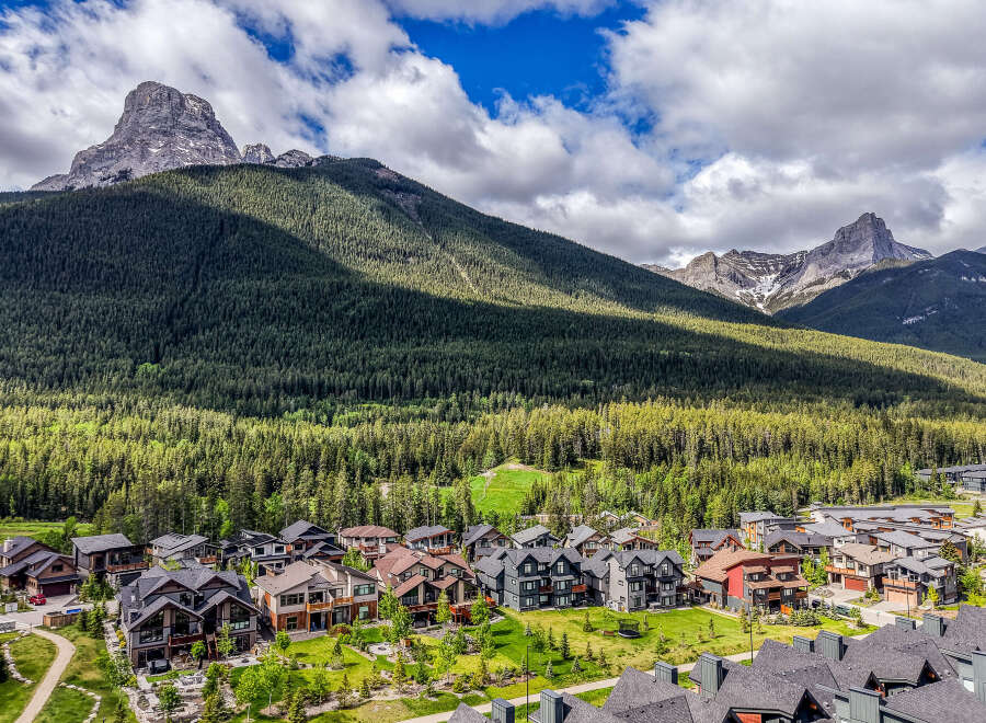 Experience luxury mountain living in this stunning modern home, nestled amidst the breathtaking scenery of the Canadian Rockies.