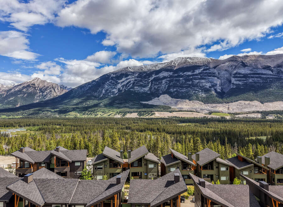 Experience luxury mountain living in this stunning property, featuring modern architecture and breathtaking panoramic views of the surrounding peaks.