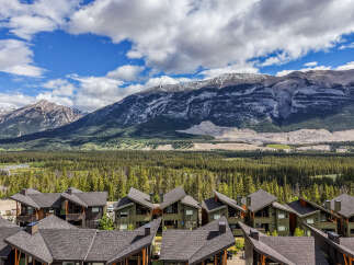 Experience luxury mountain living in this stunning property, featuring modern architecture and breathtaking panoramic views of the surrounding peaks.