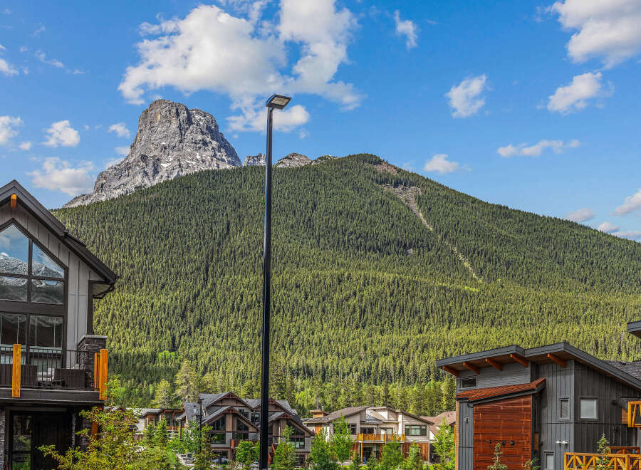 Experience luxury mountain living in this stunning property, featuring modern architecture that perfectly complements the breathtaking natural surroundings.
