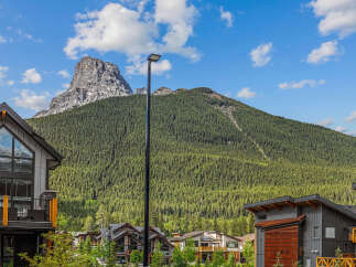 Experience luxury mountain living in this stunning property, featuring modern architecture that perfectly complements the breathtaking natural surroundings.