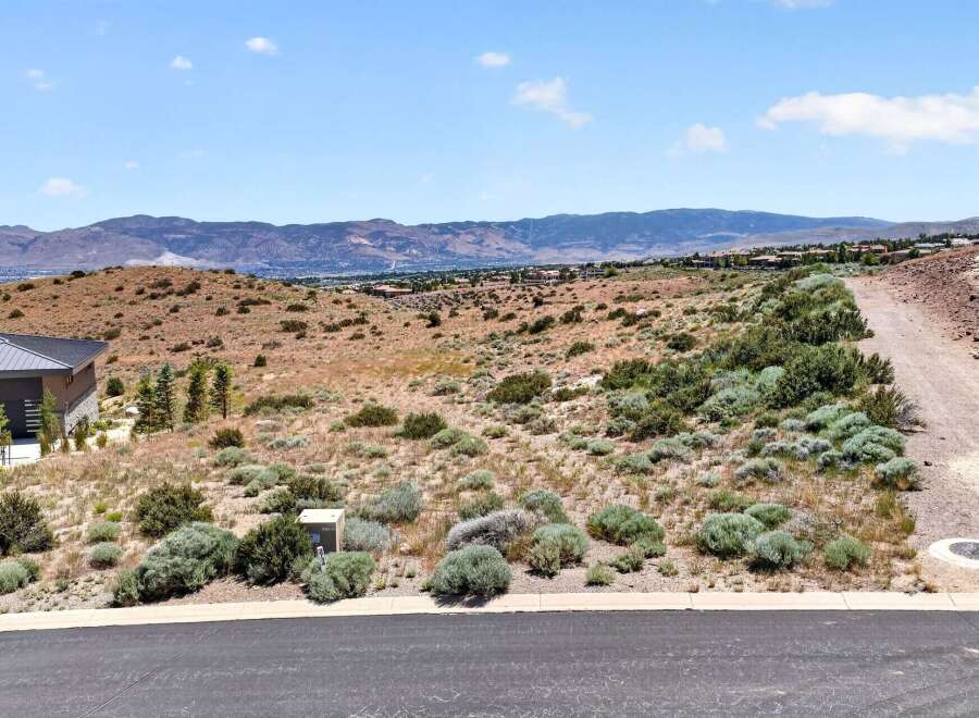 Discover this stunning property with panoramic mountain views, perfect for building your dream home.