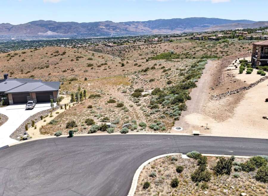 Discover this stunning property with breathtaking panoramic views of the valley and mountains.