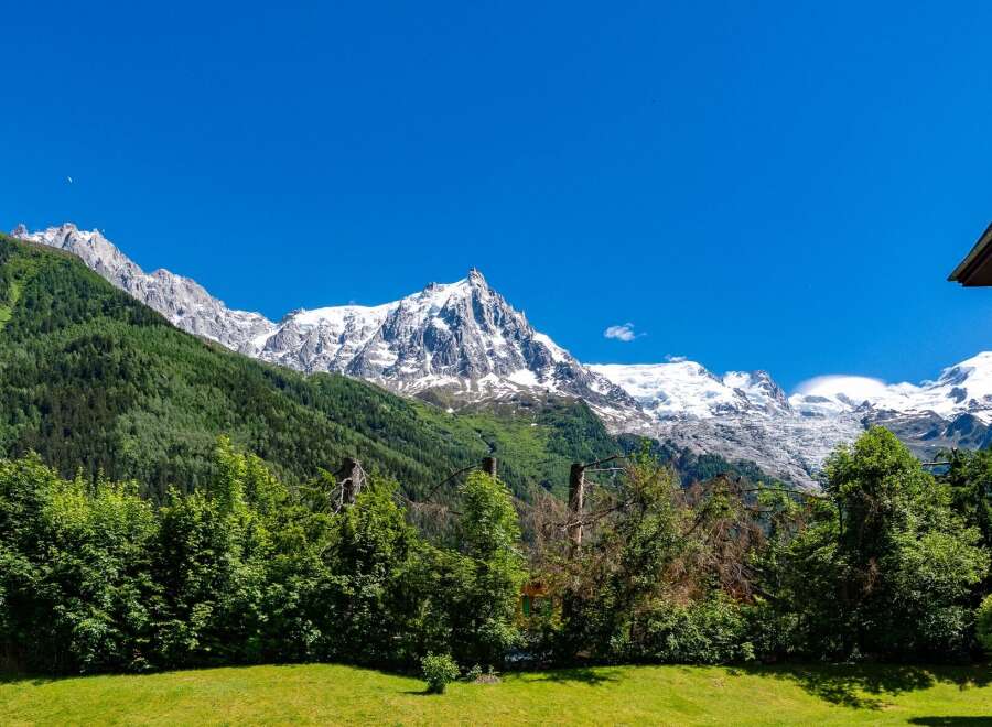 Experience breathtaking mountain views from this stunning property, perfect for nature lovers and outdoor enthusiasts.
