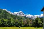 Experience breathtaking mountain views from this stunning property, perfect for nature lovers and outdoor enthusiasts.