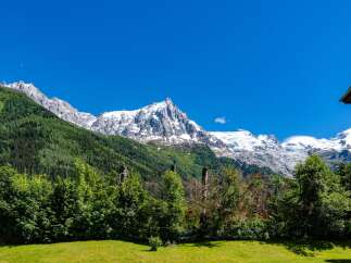 Experience breathtaking mountain views from this stunning property, perfect for nature lovers and outdoor enthusiasts.