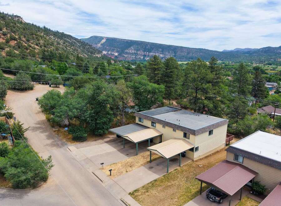 Discover this charming property nestled amidst breathtaking mountain views and lush greenery.