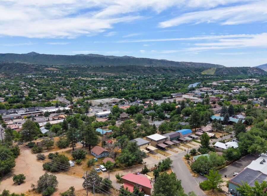 Discover this charming property nestled in a picturesque town surrounded by majestic mountains.