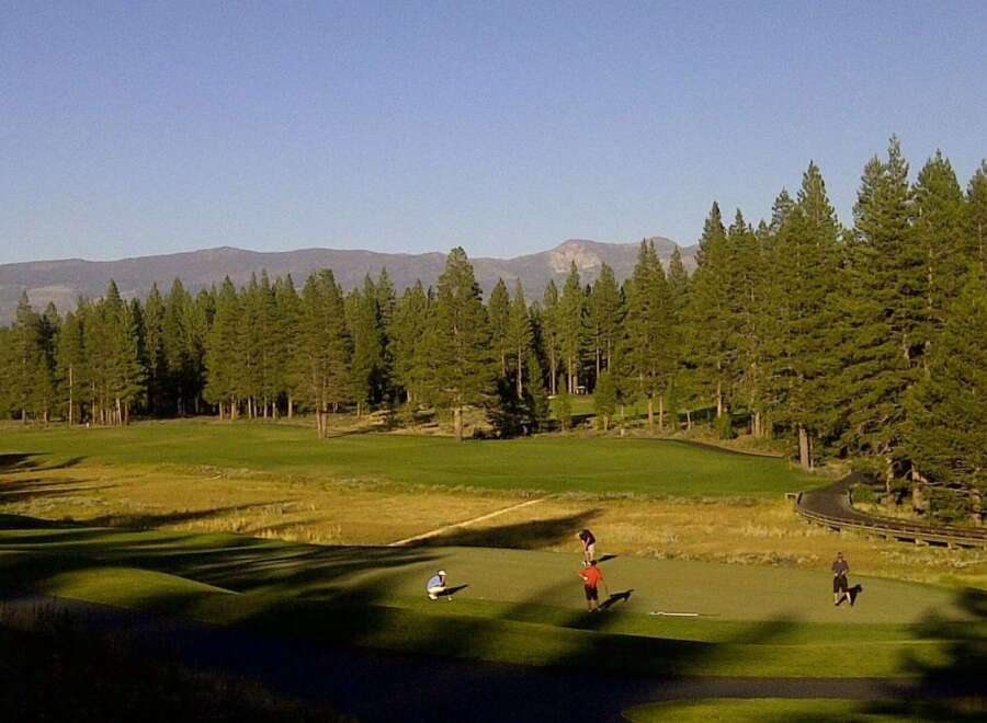 Experience the ultimate golf lifestyle with this stunning property offering breathtaking mountain views and a pristine golf course.