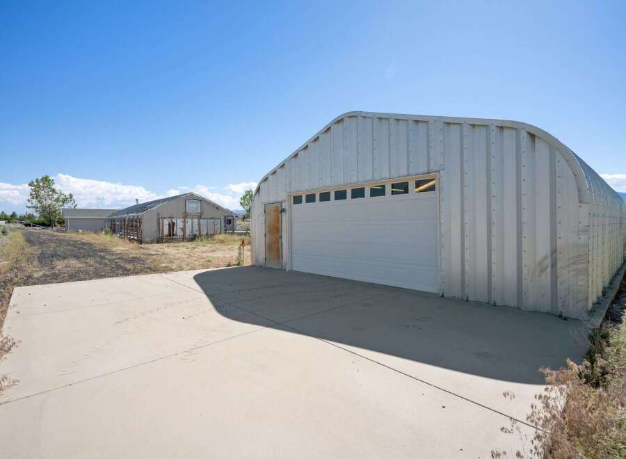 Discover this versatile metal Quonset hut, perfect for a workshop, storage, or agricultural use.