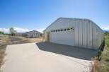 Discover this versatile metal Quonset hut, perfect for a workshop, storage, or agricultural use.