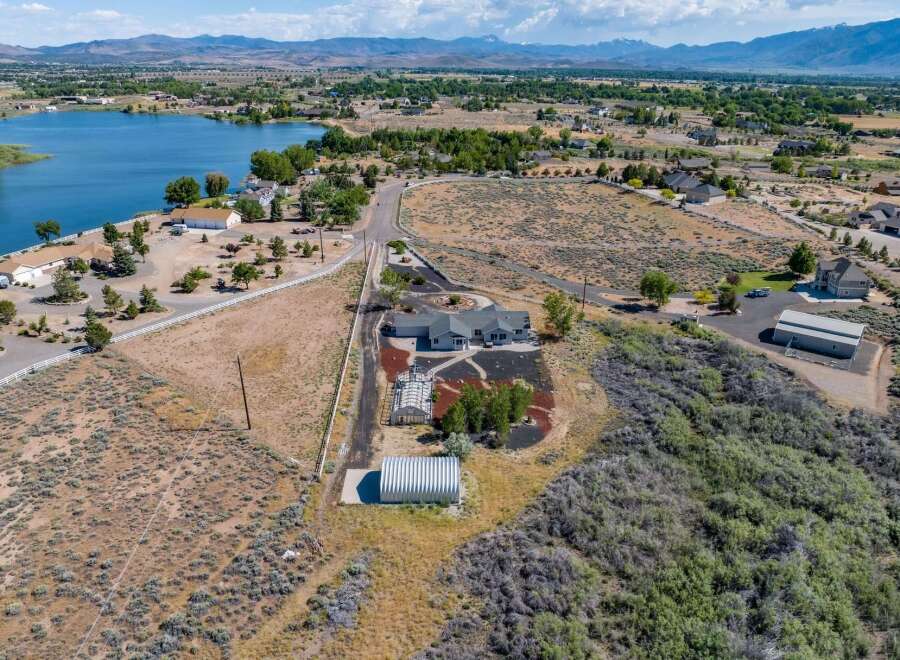Discover this expansive property featuring a stunning lakefront view and a spacious main residence.