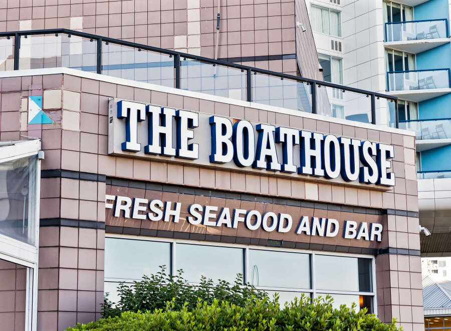 Discover The Boathouse, a premier destination for fresh seafood and drinks.