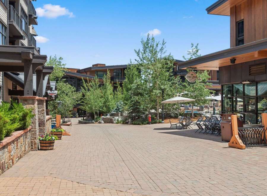 Discover this charming outdoor plaza, perfect for enjoying a sunny day.