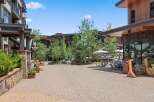 Discover this charming outdoor plaza, perfect for enjoying a sunny day.