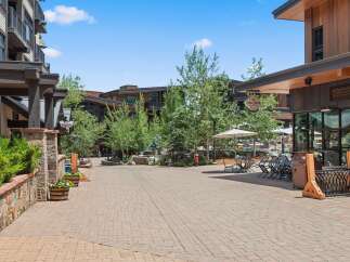 Discover this charming outdoor plaza, perfect for enjoying a sunny day.