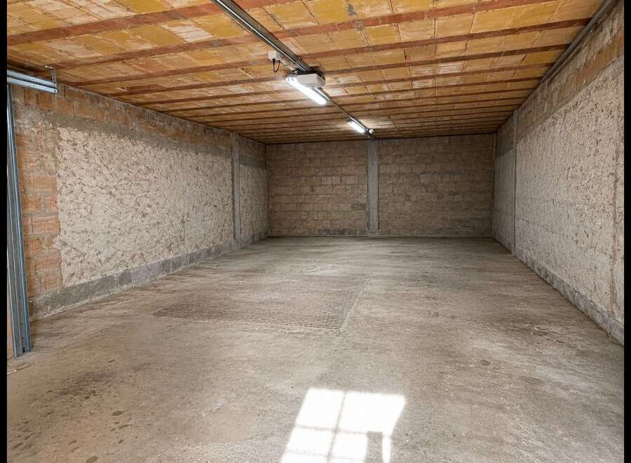 Discover this spacious and versatile garage space, perfect for secure vehicle storage or as a workshop.