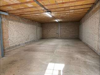 Discover this spacious and versatile garage space, perfect for secure vehicle storage or as a workshop.